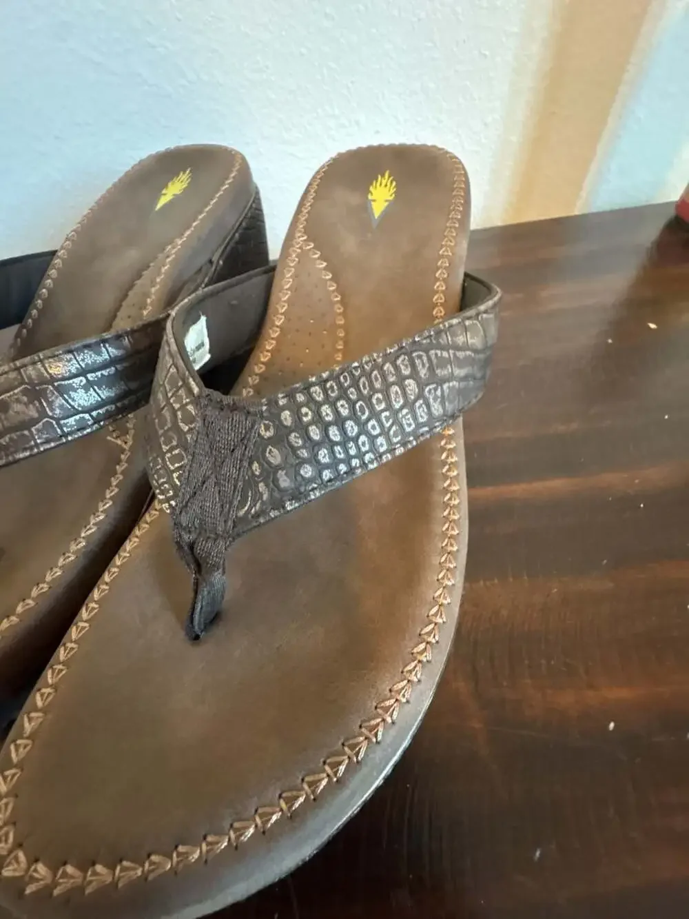 VOLATILE Women's Brown Croc-Embossed Wedge Thong Sandals